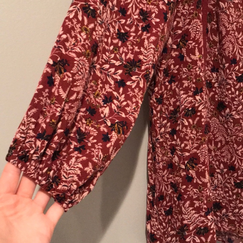 Red pattern flowy top - Picture 4 of 5